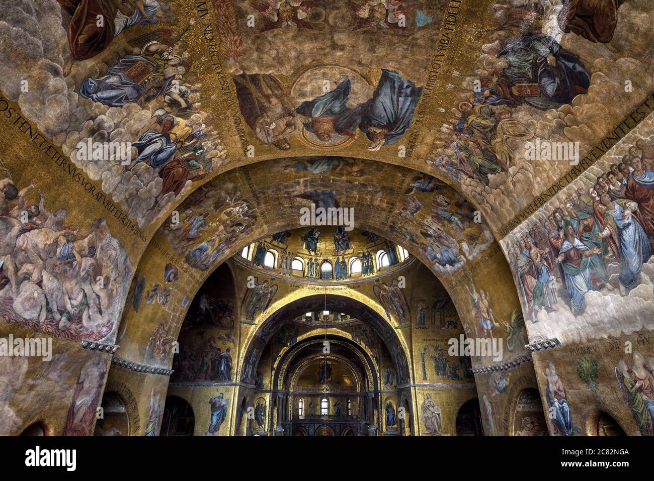 Venedig, Italien - 21. Mai 2017: Der berühmte Markusdom oder Markusdom`s Inneren, ist ein großes altes Wahrzeichen von Venedig. Schöne Wandmosaik in St. Stockfoto